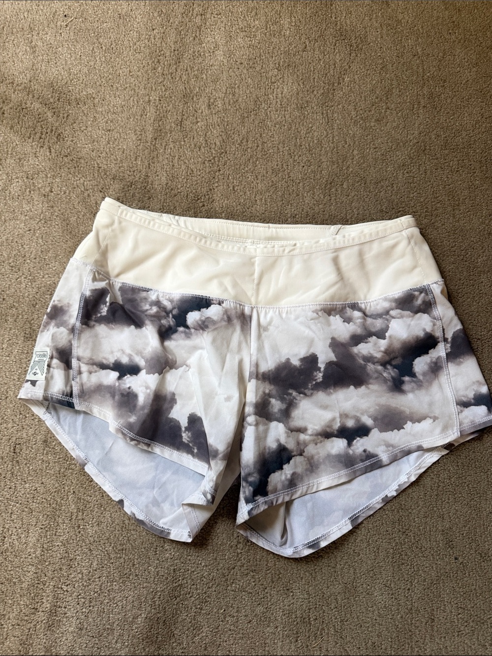 Women’s Oiselle Roga Cloud Print Running Athletic Shorts in Cream and Gray Sz 4